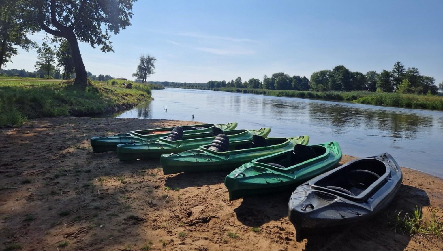 kajaki na plaży - spływy kajakowe pilicą - Nowe Miasto nad Pilicą | Dakar Kajaki nad Pilicą